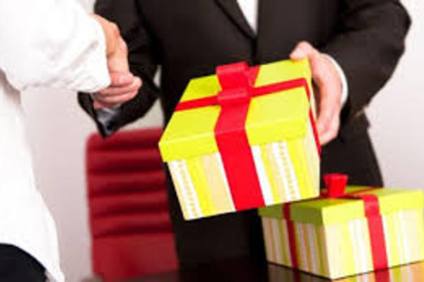 Thanh tra Chính phủ yêu cầu báo cáo trường hợp tặng, nhận quà Tết trái quy định